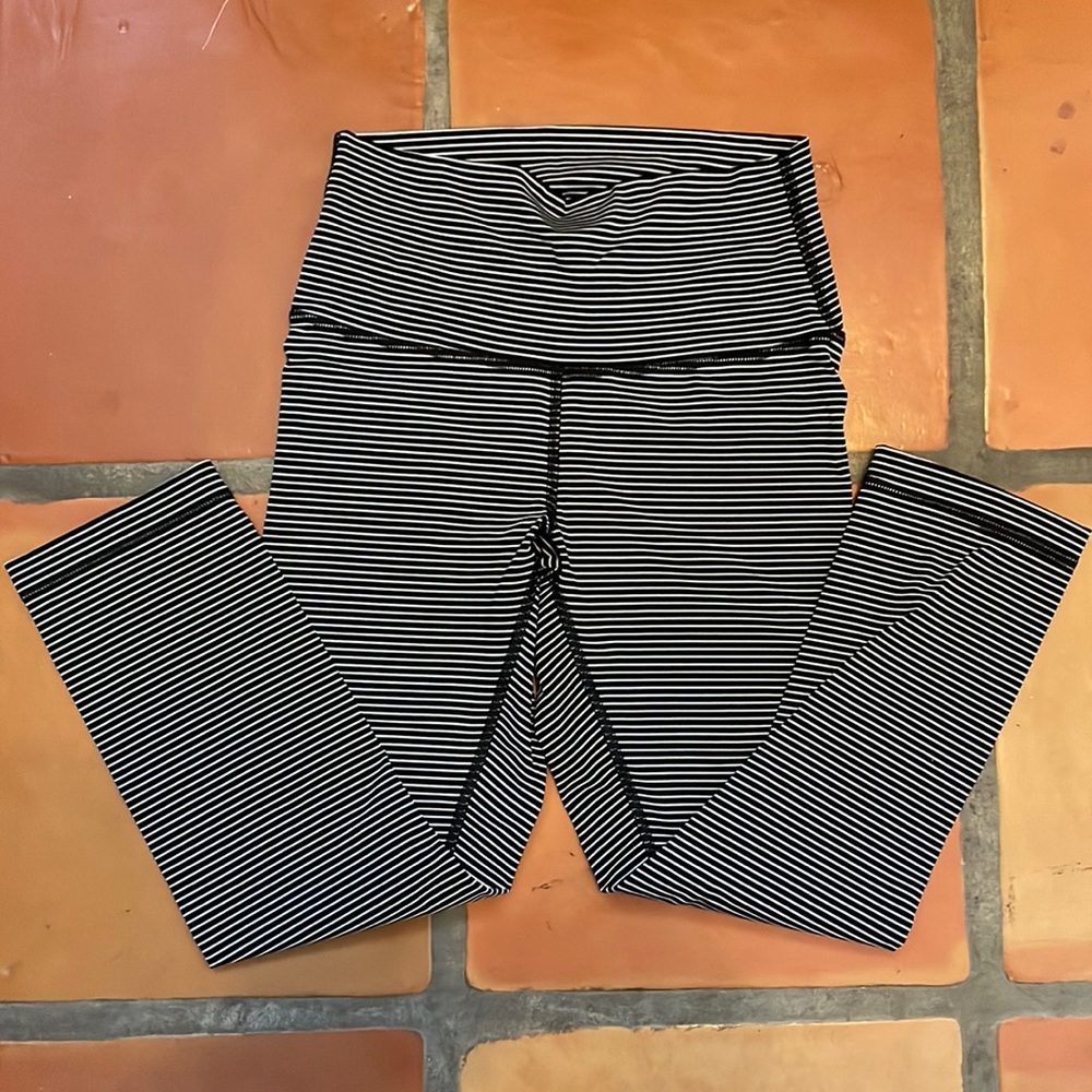 Lululemon Black&White Stripe Crop Leggings. Size 6. Good condition!